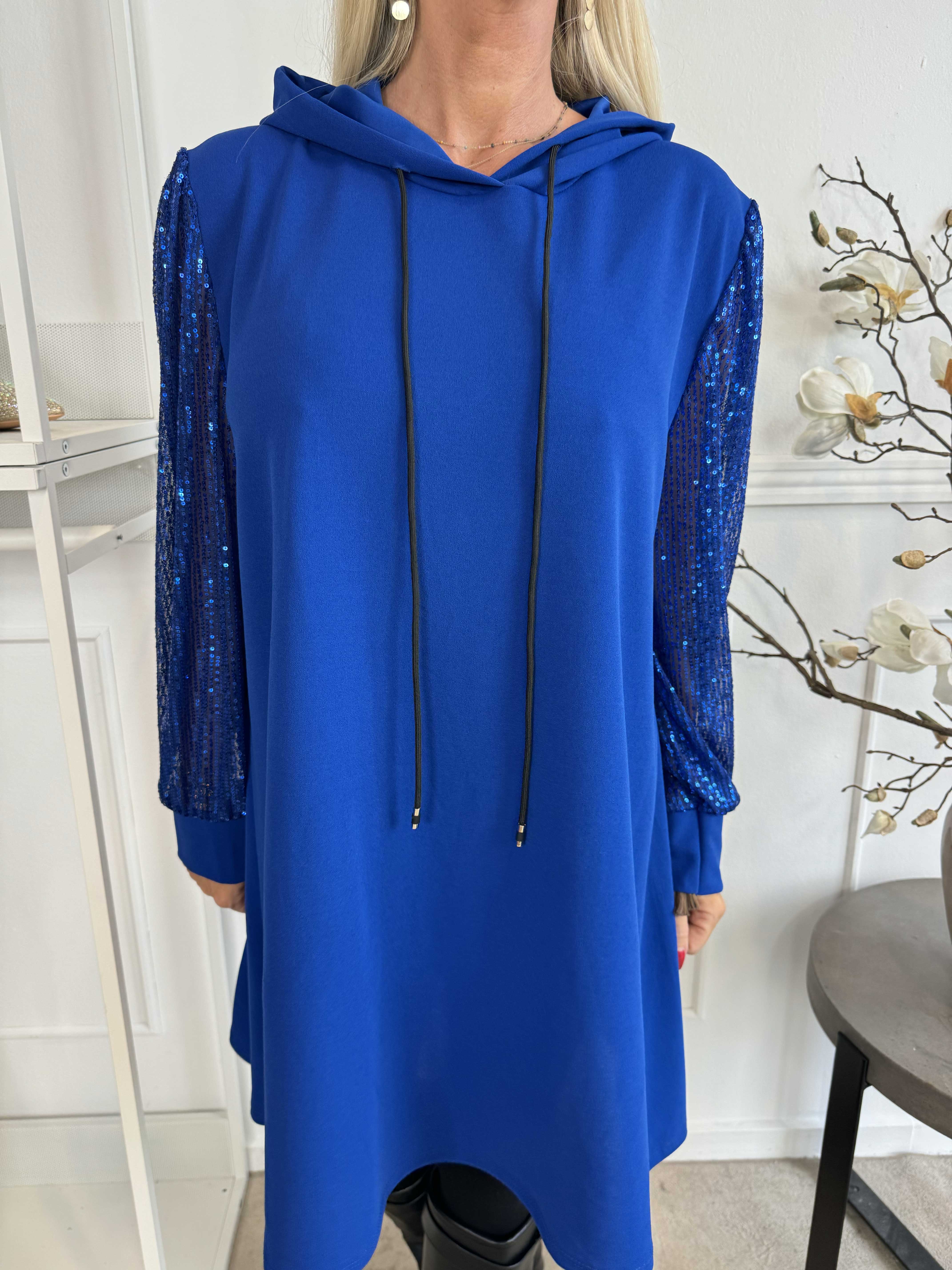 Adara - Ensfarvet hoodiekjole med pailletærmer